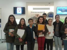 Jóvenes redactores del 'Peña Túday' reportajean la nueva oficina de Turismo de Llanes