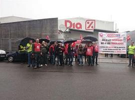Concentración de trabajadores del grupo 'El Árbol' en demanda de diálogo con la empresa