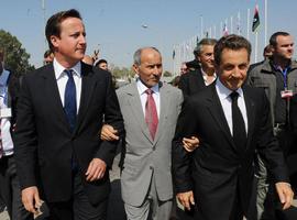 Cameron y Sarkozy en Benghazi: "Libia volverá a la ONU la próxima semana"