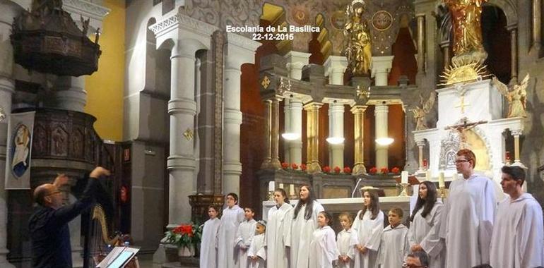El coro basilical interpreta 