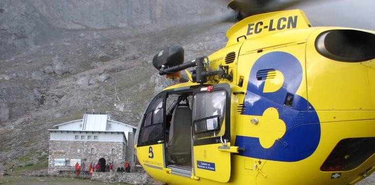 El helicóptero medicalizado rescata a una excursionista en Cabrales