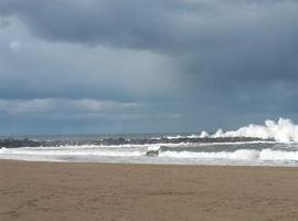 Riesgo extremo por oleaje, nivel rojo, en la zona occidental de Asturias para hoy