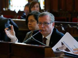 El consejero defiende la externalización de servicios informáticos en el Sespa