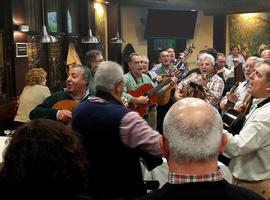 Jueves de 'Cantares de Chigre' en la ovetense calle Gascona