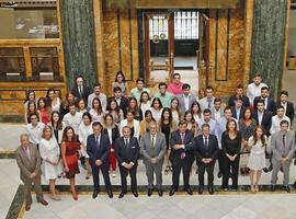 Junceda resalta la calidad de 'Uniovi' a los becarios en prácticas