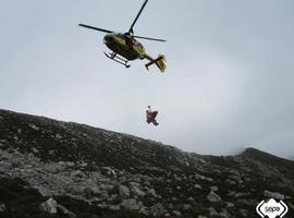 Evacuado al HUCA con un grave traumatismo desde la Ventanona de Aller