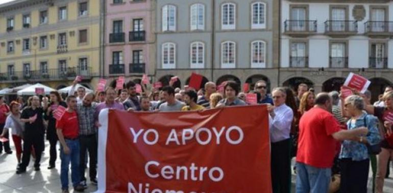 Concentración de la hostelería en Avilés en apoyo del Niemeyer