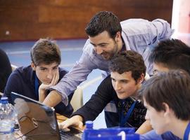 Estudiantes asturianos practican dirigir su propia empresa en Internet 