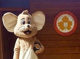 Un ratonín enseña el quesu Cabrales en Fitur