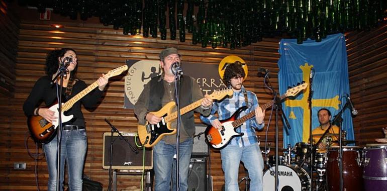 Oviedo, en formato acústico con Perro Blanco Blues en KINDU