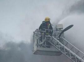 Desalojado un edificio en Sotrondio tras un incendio en un bazar chino
