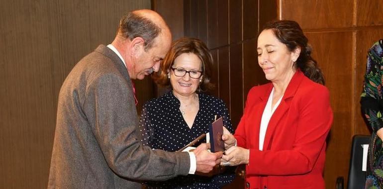 Reconocimiento UNED a la Fundación Alvargonzález en su director