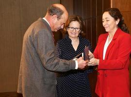 Reconocimiento UNED a la Fundación Alvargonzález en su director