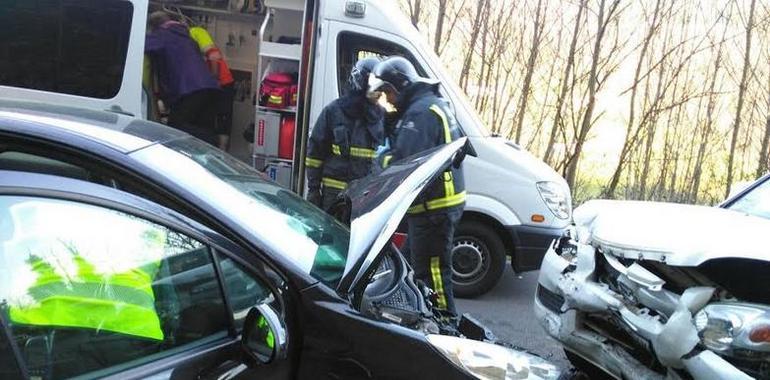 Herida una mujer en una colisión en Allande