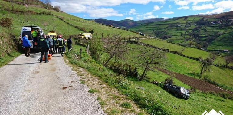 Una mujer herida tras salirse de la vía en Cangas del Narcea