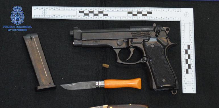 Detenido en Luarca por amenazar con un arma simulada a una mujer