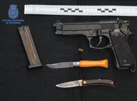Detenido en Luarca por amenazar con un arma simulada a una mujer