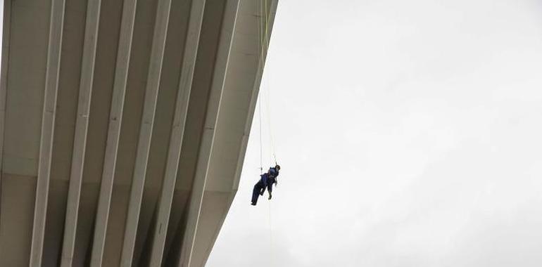 Un rescate en vertical abre el Congreso Internacional de Prevención y Emergencias en Oviedo
