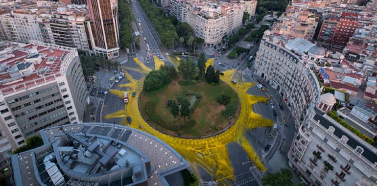 Greenpeace pinta un sol gigante en Barcelona en apoyo a las renovables