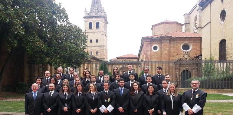 El Colegio de Abogados de Oviedo acogió el acto de juramento de 17 nuevos letrados