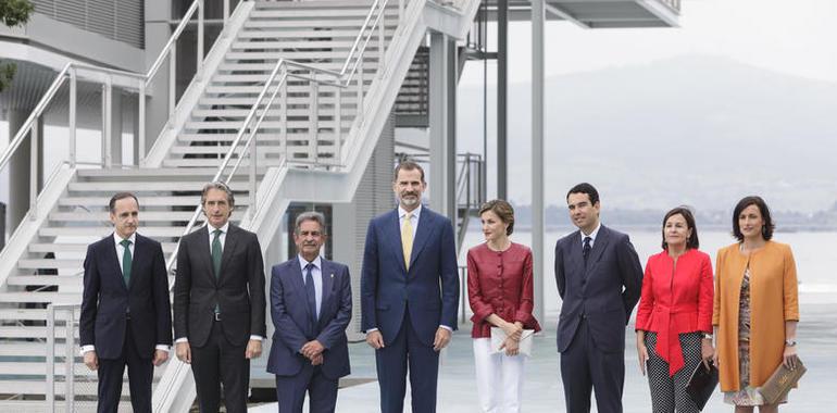 Don Felipe preside la apertura del Centro Botín y recuerda a su promotor