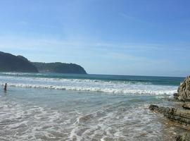 Piden que se investigue una gran mancha en la playa de Rodiles