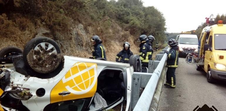 Herido al salirse de la vía un turismo en Guadamía, Llanes