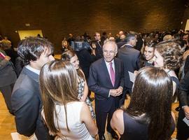O.S. "la Caixa" convoca 227 becas de posgrado en universidades 