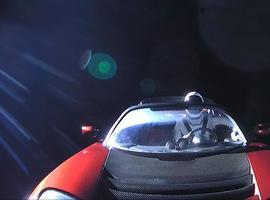 Un descapotable rojo viaja hacia Marte