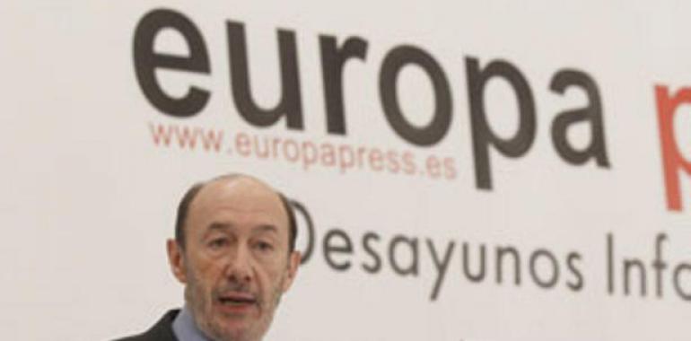 Rubalcaba advierte de que "detrás de la privatización, se esconde la ruina de la sanidad pública" 