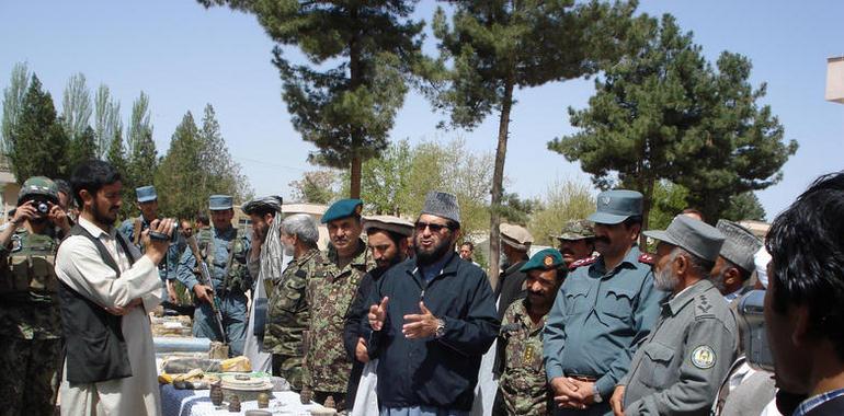 Afganos entregan sus armas en Qala i Naw