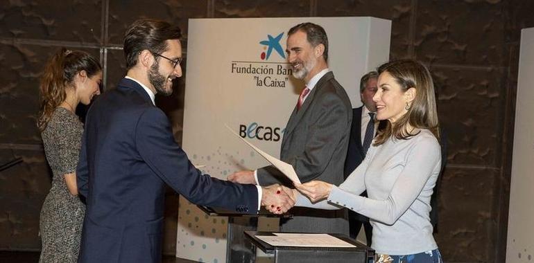 120 estudiantes reciben  una beca 